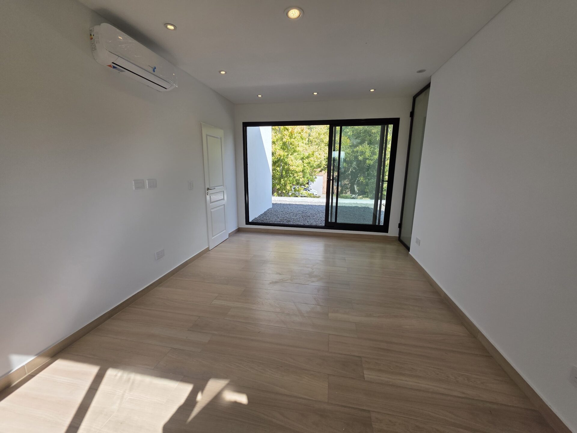 WhatsApp Image 2025-04-26 at 15.40.29 (1)